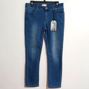 Kendall & Kylie Kontent denim blue jeans. Mid Rise Crop pants.  Size 9/10.  NWT